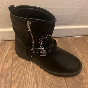 Girl boots size 4